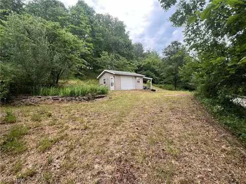 8213 Pleasant Valley Rd SE, Uhrichsville, OH 44683