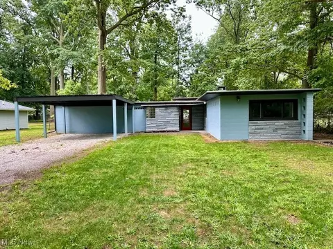 8 Keewaydin Dr, Timberlake, OH 44095