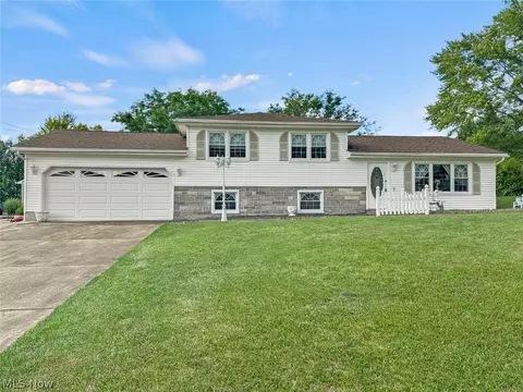 657 Meadowland Dr, Hubbard, OH 44425