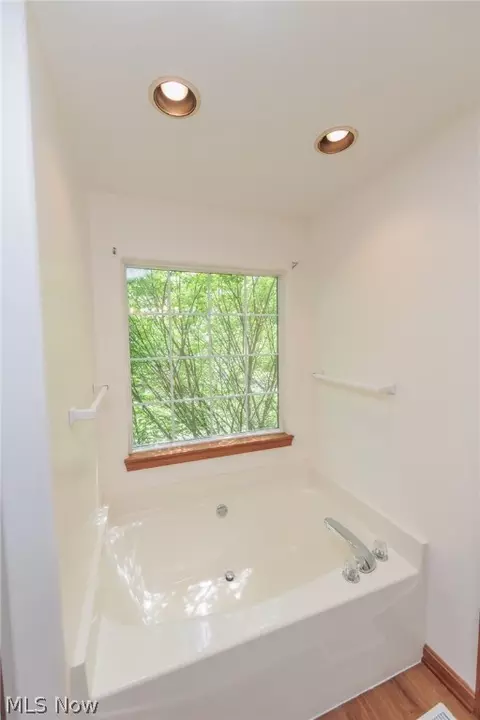 Bath - 3961 Kenneth Dr, Rootstown, OH 44272 photo 3 of 4