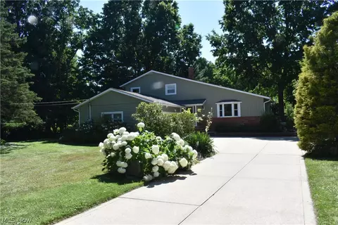 2496 Palmer Dr, Willoughby Hills, OH 44094