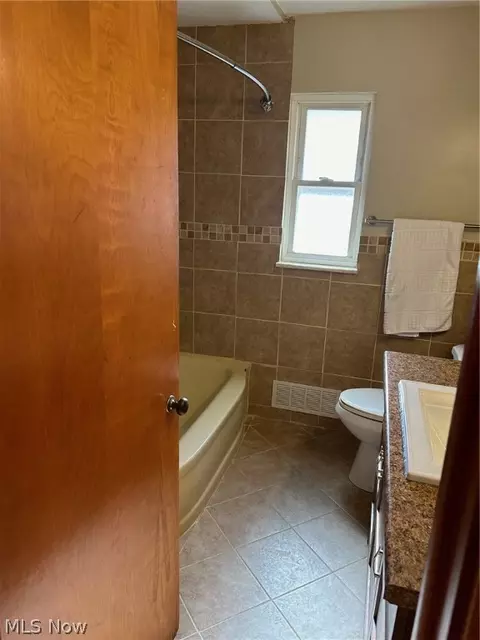 Bath - 414 Cherry Ln, Seven Hills, OH 44131 photo 1 of 5