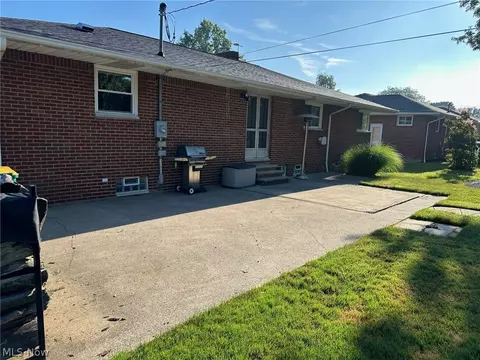 Exterior - 414 Cherry Ln, Seven Hills, OH 44131 photo 5 of 5