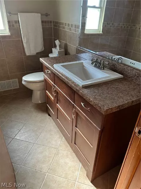 Bath - 414 Cherry Ln, Seven Hills, OH 44131 photo 3 of 5
