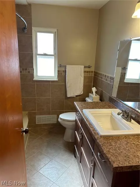 Bath - 414 Cherry Ln, Seven Hills, OH 44131 photo 2 of 5