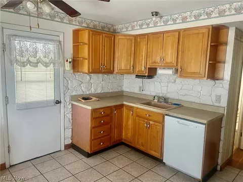 30001 Phillips Ave, Wickliffe, OH 44092 photo 6