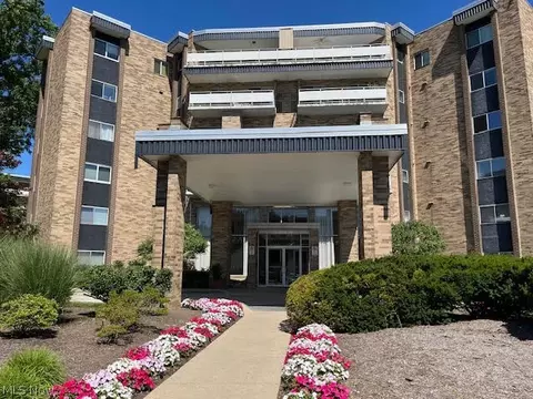 2112 Acacia Park Dr #211, Cleveland, OH 44124