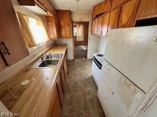5687 Davis Dr, Mentor On The Lake, OH 44060 photo 4