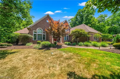 2929 Gatsby Ln, Willoughby Hills, OH 44092