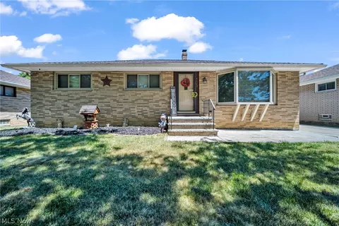 4729 Fairway Dr, Brooklyn, OH 44144