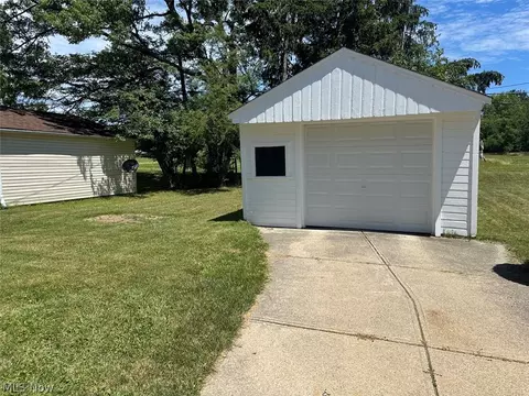 5175 Erwin St, Maple Heights, OH 44137 photo 5