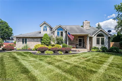 547 Golden Russett Blvd, Amherst, OH 44001