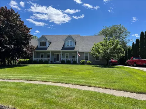 21 Meadow Ct, Canfield, OH 44406