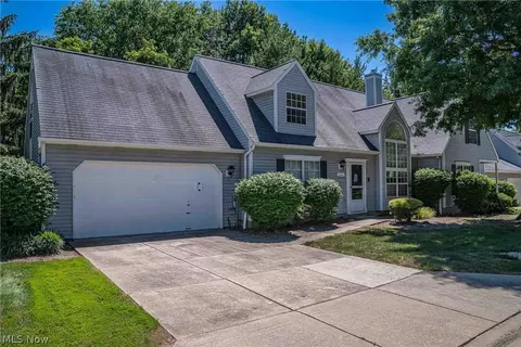 3368 Bristol Ln, Cuyahoga Falls, OH 44223