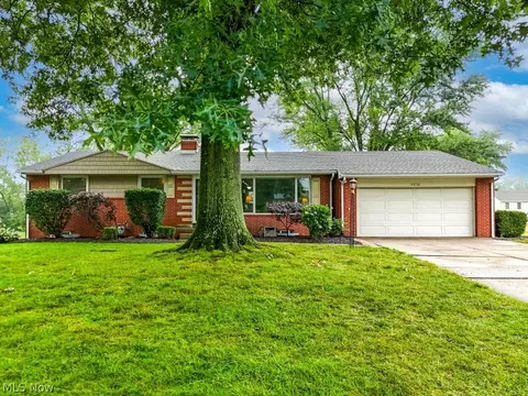 6036 Echodell Ave NW, North Canton, OH 44720