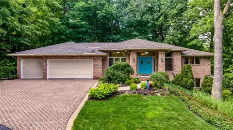 2275 Hampton Ledges Dr, Cuyahoga Falls, OH 44223