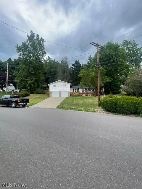 605 Cross St, Newcomerstown, OH 43832