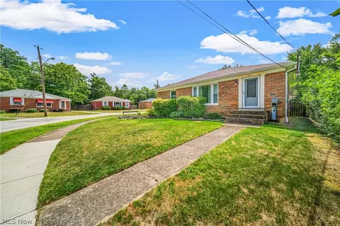528 Nancy Dr, Berea, OH 44017 photo 2