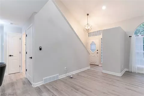 Entry Way - 1707 Arbor St, Wickliffe, OH 44092 photo 1 of 5