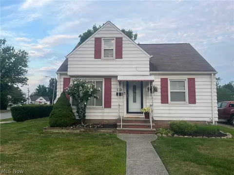 450 Maplewood Dr, Willowick, OH 44095