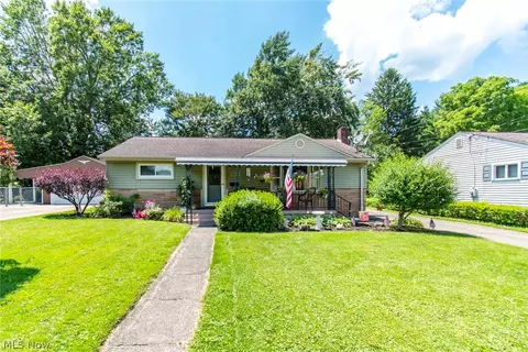 352 Rebecca Ave, Hubbard, OH 44425