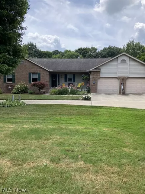 10555 Five Points Rd, Orrville, OH 44667