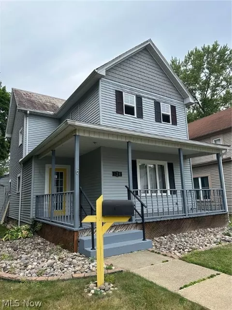 624 Parrish St, Uhrichsville, OH 44683