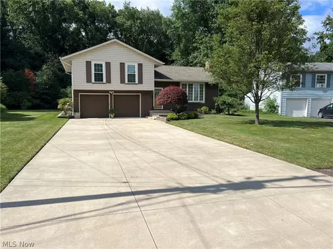 2381 Wilshire Dr, Cortland, OH 44410