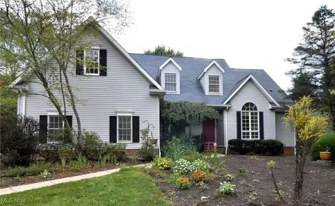 9955 Waterford Trl, Chagrin Falls, OH 44023