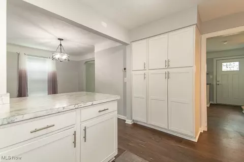 Entry Way - 2051 E 226th St, Euclid, OH 44117 photo 2 of 2