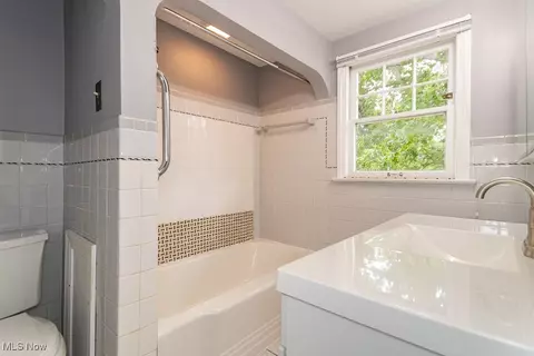 Bath - 2051 E 226th St, Euclid, OH 44117 photo 3 of 5