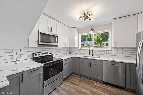 Kitchen - 191 Maplelawn Dr, Berea, OH 44017 photo 2 of 3