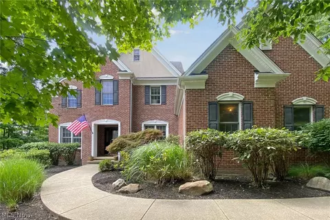 11485 Champlain Trl, Chagrin Falls, OH 44023