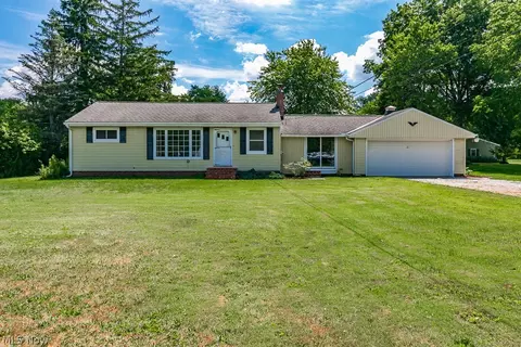 10573 Crary Lane Dr, Kirtland, OH 44094