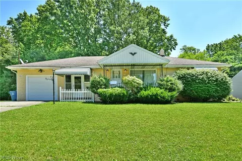 861 Pinecrest Rd, Girard, OH 44420