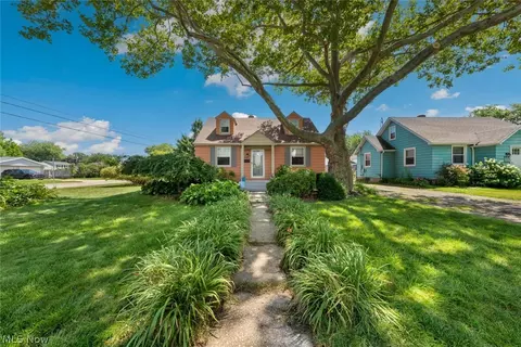 805 Warwick Dr, Sheffield, OH 44054