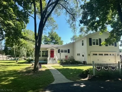 484 Hickery Cir, Willard, OH 44890