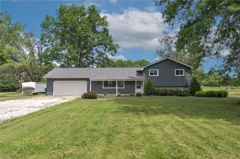 8137 Beechwood Dr, Kirtland, OH 44094