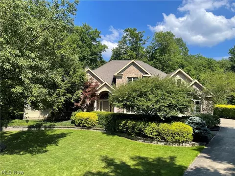 10335 Christina Dr, Kirtland, OH 44094