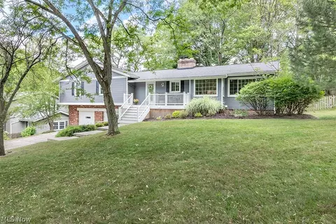 146 Greenbrier Dr, Chagrin Falls, OH 44022