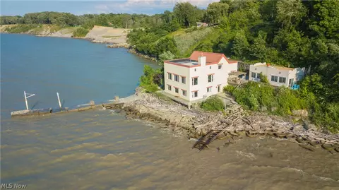2426 Overlook Dr, Conneaut, OH 44030