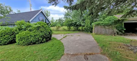 Exterior - 1550 E 219th St, Euclid, OH 44117 photo 4 of 5