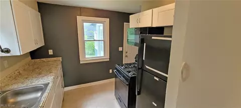 Entry Way - 1550 E 219th St, Euclid, OH 44117 photo 1 of 2