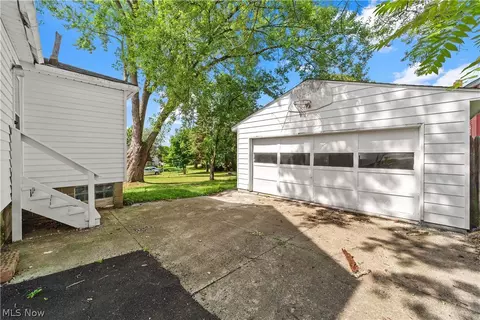 Exterior - 134 Summit St, Wadsworth, OH 44281 photo 3 of 5