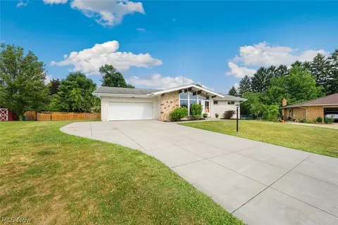 4051 Rollingview Dr, Seven Hills, OH 44131 photo 2