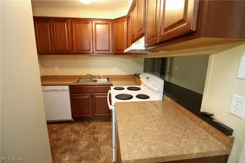 7325 Foxmill Rd, Mentor, OH 44060 photo 2