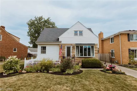 6524 Ridgewood Lakes Dr, Parma, OH 44129