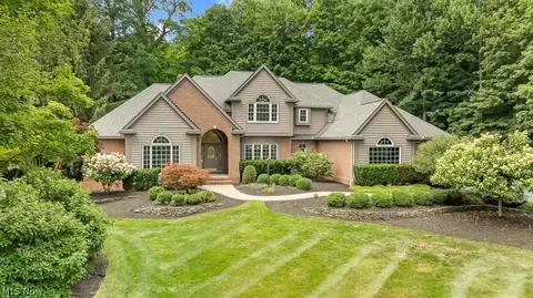 17271 Red Fox Trl, Chagrin Falls, OH 44023