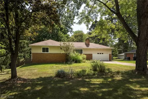 6639 Glenella Dr, Seven Hills, OH 44131