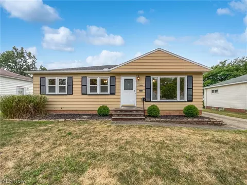 7264 Glenn Oval Dr, Cleveland, OH 44130